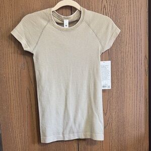 Lululemon Swiftly Tech Short-Sleeve Shirt 2.0 Hip Length *Textured Knit Sz2